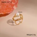 Detalle de anillo de corazón en oro de 18k con perla de 0,6 cm y acabado martillado - Estilo Perla Corazón Martillado (NMSR-J511-2)