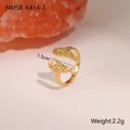 Verstelbare gouden ring van titaniumstaal met een gehamerd geometrisch bladontwerp - Vleugels Stijl (NMSR-K414-2) / Goud