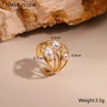 Vista macro de un anillo abierto bañado en oro 18K con tres perlas blancas de varios tamaños - Estilo Triple Perla Irregular (NMSR-J511-4)