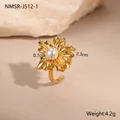 Detail eines 18K vergoldeten Blumenrings mit weißer Perle und verstellbarem offenem Band - Blütenblatt Perle Stil (NMSR-J512-1)