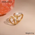 Makroaufnahme des Goldrings mit Wellendesign, 0,7 cm Perle und einem Gewicht von 3,2 g - Wellenförmiger Einzelperle Stil (NMSR-J512-3)