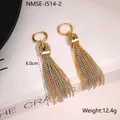 Détail de boucles d'oreilles à pompon bicolore or et argent mesurant 6,0 cm - Or 18 carats / Style Chaîne à Billes Or et Argent (NMSE-J514-2)