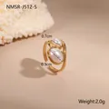 Detail eines 18K vergoldeten offenen Rings mit verschlungenem Design und Perlen - Verflochtener Doppelperle Stil (NMSR-J512-5)