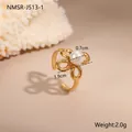 Detailansicht eines verstellbaren 18K Gold-Blütenrings mit 0,7 cm Perleneinlage - Minimalistischer Vierblättrige Blume Perle Stil (NMSR-J513-1)