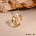 Detailansicht eines 18K vergoldeten gewellten Rings mit einer 0,7 cm Perle - Wellenhohl Perle Stil (NMSR-J513-3)