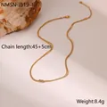 Detalle de collar de doble capa de cadena de serpiente dorada con diseño de nudo - Collar de Doble Capa Cadena Serpiente Nudo Dorado (NMSN-J519-1)