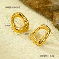 Nahaufnahme der 18K vergoldeten Ohrringe mit Lavatextur und Abmessungen in Zentimetern - Lava Texture Oval Style (NMSE-D842-2) / 18K-Gold / Gold