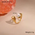 Detailansicht goldener offener Ring mit 0,7cm Perle und Gewichtsangabe 2,3g - Stromlinienförmiger Tropfenperlen Stil (NMSR-J513-4)