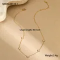 Detalle de collar dorado con dijes de nácar blanco y pequeños cristales brillantes - Collar Dorado-Blanco (NMSN-A4110-1) / 40+5cm