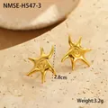 Detailansicht goldener Seestern-Ohrringe auf Stein, 2,8 cm groß und 3,2 g schwer - Seestern Spiralform-Stil (NMSE-H547-3) / 18K-Gold / Gold