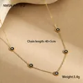 Detalle del collar chapado en oro de 18K con cinco anillos negros y cristales blancos - Collar Dorado-Negro (NMSN-A4110-2) / 40+5cm