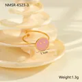 Detailansicht des rosa Emaille-Smileys und der 1,1cm Maße auf dem 18K vergoldeten Ring - Rosa Smiley-Gesicht