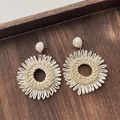 Geometrische Boho-Ohrringe aus Rattan in Sonnenblumen-Optik mit weißen Fransen-Details - Sonnenblumen-Stil Beige (A308)