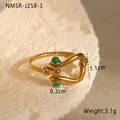 Nahaufnahme der 18K vergoldeten Kordelkette-Ring mit grünen Perlen und Zirkonia-Akzenten - Grüner Hufeisen Stil (NMSR-J258-3)