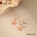 Gouden roestvrijstalen bloem oorbellen met roze emaille, strassteentjes en afmetingen - 18K goud / NMSE-J546-1 Bloemenoorbellen