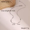 Détail d'un collier chaîne serpent argenté avec cinq zircons rectangulaires et fermoir mousqueton - 18K / Zircone Blanc Acier