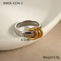 Nahaufnahme des zweifarbigen 18K vergoldeten Edelstahlrings mit 0,5 cm Breite und 6,9 g Gewicht - Silberton Dreiring Stil (NMSR-K234-3)