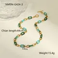 Detalle del collar de cadena de resina colorida con cierre OT y medidas del producto - Collar Verde