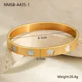 Detail van de gouden bloemenarmband met schelpinleg en afmeting van 6,1 cm - Witte Bloem Armring (NMSB-A435-1) / 18K goud