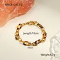 Détail du bracelet chaîne en résine de 18 cm avec fermoir à bascule doré sur fond beige - Bracelet Brun (NMSB-G413-2)