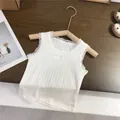 Detail eines weißen Baumwoll-Unterhemds für Mädchen mit Spitzenbesatz und kleiner Schleife - 120cm / Weiß Weste