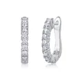 Vue macro de boucles d'oreilles créoles en argent S925 avec pierres moissanite - Paire / Argent(E13191)