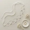 Cerchietto da sposa fatto a mano con perle, fiori e maglia dorata su sfondo di lino - Fascia per Capelli con Perle Dorate HS-J7125G