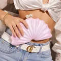 Elegante bolso de mano de acrílico lila con forma de concha y cierre de perla grande - Rosa