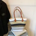 Sac fourre-tout tissé à rayures avec lanières en cuir brun sur valise, sac de voyage - Style Cabas Tissé / Blanc