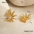 Vue macro des boucles d'oreilles géométriques dorées sur support en pierre naturelle - Style Griffe Rayonnante (NMSE-D637-1) / Or