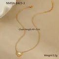 Collar de acero dorado con colgante de corazón, perla blanca y cadena ajustable - Estilo Corazón Único de Perla Dorado (NMSN-E423-3) / 40+5cm