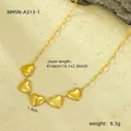Elegante collar bañado en oro de 18K con cinco colgantes de corazón y bordes - Estilo de Cinco Corazones 3D Dorado (NMSN-A313-1) / 41+6cm
