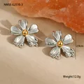 Detailed view of silver flower earrings with gold center and 2.9cm size dimensions - Five-Petal Flower Texture Style (NMSE-G2510-3) / 18K Gold