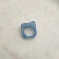 Minimalistischer himmelblauer Acrylring mit Marmortextur und unregelmäßiger Kante - Einheitsgröße / Hellblau Marmor