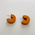 Dettaglio degli orecchini in legno a forma di C con trama e perni in argento lucido - Forma a C / Marrone