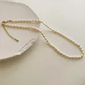 Elegante collana di perle naturali d'acqua dolce con chiusura dorata su vassoio bianco - 37cm+3cm di Estensione / Collana di Perle d'Acqua Dolce a Riso