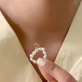 Elegante ring met witte zoetwaterparels en een goudkleurige hanger met de letter C - Letter C (Natuurlijke Parelring)