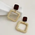 Orecchini a sospensione quadrati in rattan intrecciato a mano con borchie in legno scuro - Legno Marrone Scuro - Stile Quadrato in Raffia Beige Chiaro (A288)