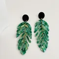 Dettaglio orecchini a foglia tropicale in acrilico marmorizzato verde e maglie oro - Verde