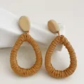 Dettaglio macro di orecchini pendenti in rattan intrecciato marrone e legno naturale - Legno Chiaro - Stile Goccia d'Acqua in Raffia Marrone (A290)