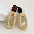 Orecchini fatti a mano in rattan e legno con anelli ovali intrecciati e ganci dorati - Legno Caffè Scuro - Stile Rettangolare in Raffia Beige (A287)