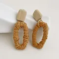 Dettaglio di orecchini boho fatti a mano con blocco di legno e pendente in rattan - Legno Chiaro - Stile Rettangolare in Raffia Marrone (A287)