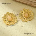 Detailansicht von Blumenohrringen aus Titan mit champagnerfarbenen Steinen und Kristallen - Pfirsichfarbener Edelstein Blumenstecker (NMSE-E556-2)