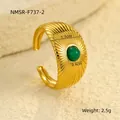 Δαχτυλίδι από ανοξείδωτο ατσάλι 18K με υφή και πράσινη φυσική πέτρα στο κέντρο - Στυλ Στρογγυλός Πράσινος Πολύτιμος Λίθος με Ηλιακή Ακτίνα (NMSR-F737-2)