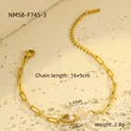 Detaillierte Makroansicht von goldener Kordelöse und weißer Perle an einer Gliederkette - Weißer Kunstperlen-Stil (NMSB-F745-3)