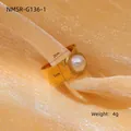Detalle del anillo dorado de 1 cm con perla blanca grande y medidas de tamaño - Estilo de Gran Perla de Superficie Ancha (NMSR-G136-1)