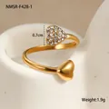 Detailopname van gouden hartring met zirkonia pavé en hartafmetingen van 0,7 cm - Eén maat / Goud
