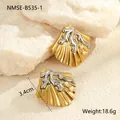 Détail de boucles d'oreilles coquillage en or 18K avec corail argenté et perles blanches - Boucles d'oreilles Saint-Jacques Corail Perle (NMSE-B535-1)