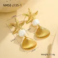 Détail de boucles d'oreilles étoile de mer et coquillage dorées 18K avec perle - Boucles d'oreilles Pendantes Étoile de Mer Perle Coquillage (NMSE-J135-1)