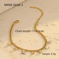Détail du collier en acier doré avec cristaux en goutte d'eau sur fond de pierre - Goutte d'eau Zircone Blanc (NMSB-E658-2)